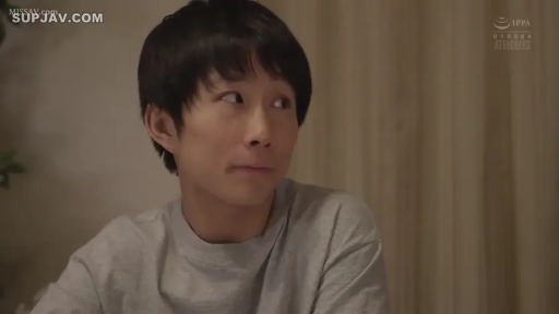 Indoor · Sitting Posture · bland · Male · Close-up above the chest · 看向侧面 · 灰色长袖T恤