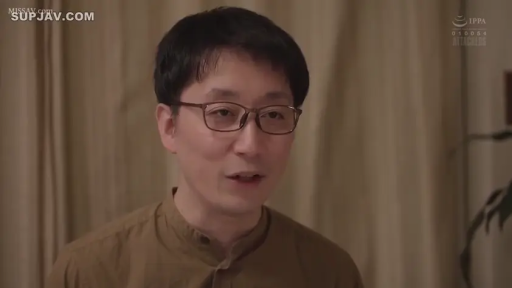 室内 · 交谈 · 眼镜 · 面部特写 · 平和 · 男优 · 正面姿势 · 棕色立领上衣