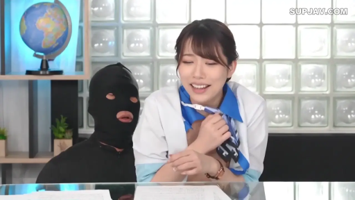 坐姿 · 角色扮演 · 办公室 · 蓝色领巾 · 微笑 · 半身特写 · 水印 · 地球仪