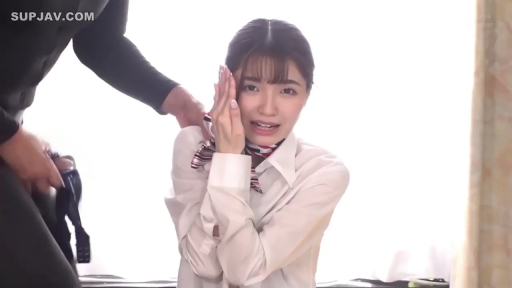 室内 · 中景 · 跪姿 · 职业装 · 胁迫 · 恐惧