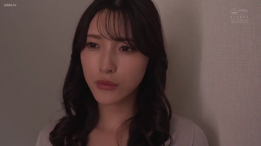 忧郁 · 脸部 · 注视 · 特写 · 房间 · 正面 · 浅色上衣