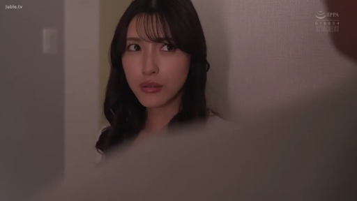 室内 · 站姿 · 白色衬衫 · 面部特写 · 注视 · 疑惑 · 单人女