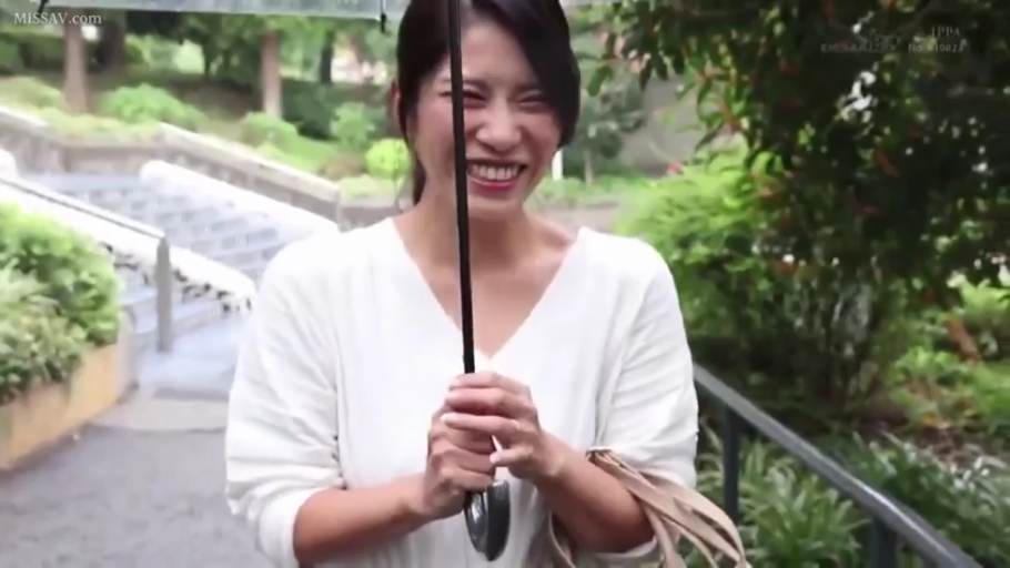 中景 · 站姿 · 笑容 · 公園 · 白色V领上衣 · 透明雨伞 · 傘をさす