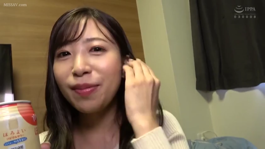 坐姿 · 面部 · 微笑 · 房间 · 长发 · 白色毛衣 · 饮料 · 持罐