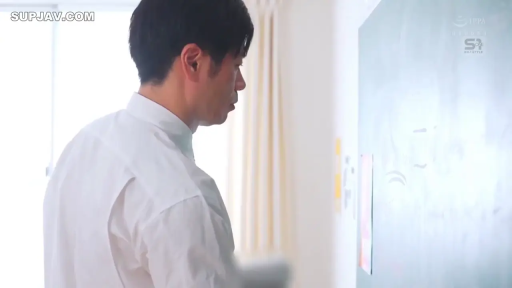 严肃 · 单人 · 教室 · 站立 · 白衬衫 · 黑板 · 侧脸 · 注视黑板