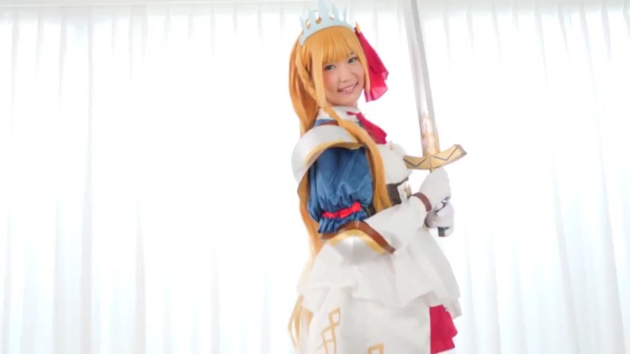 室内 · 展示 · 中景 · 微笑 · 侧身回头 · 动漫Cosplay · 长剑 · 佩可莉姆角色扮演服