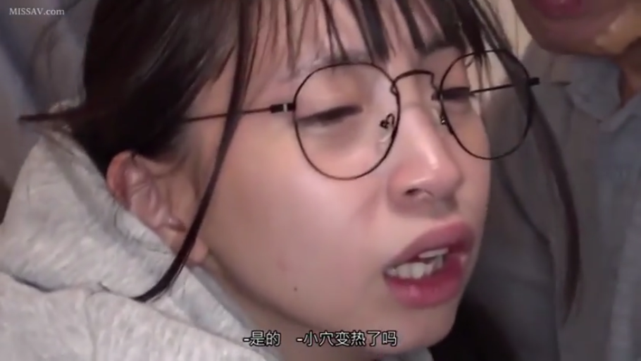 严肃 · 中景 · 书籍 · 学生制服 · 图书馆 · 寻找 · 侧面视角 · 面对站立