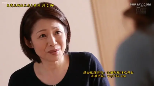 室内 · 面部特写 · 谈话 · 熟女 · 正面 · 温柔微笑 · 黑色长袖衫