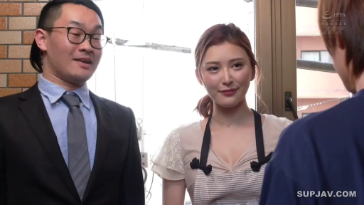 室内 · 交谈 · 眼镜 · 站立 · 中景 · 微笑 · 围裙 · 日本AV