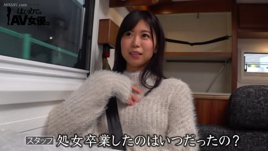 淡い色のセーター