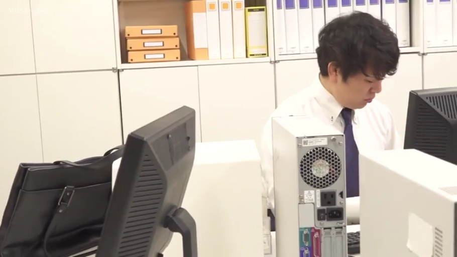 座り姿勢 · 集中 · 办公室 · 中景 · ネクタイ · フォルダ · 办公 · 男职员