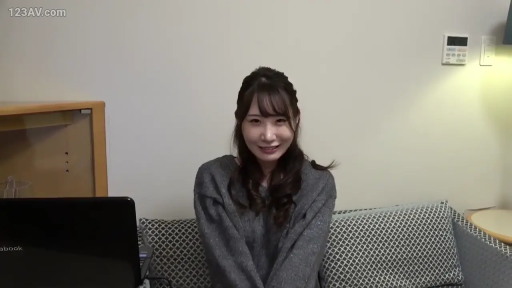 室内 · 坐姿 · 中景 · 微笑 · 笔记本电脑 · 注视镜头 · 长发 · 灰色毛衣