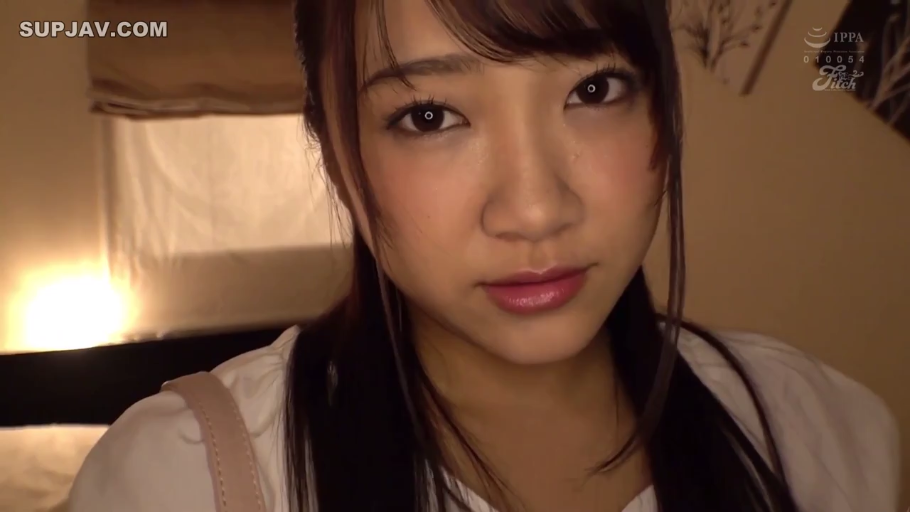 室内 · 平静 · 白色衬衫 · 顔のクローズアップ · 注視 · 正面 · 肖像