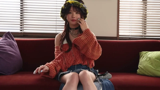 座り姿勢 · 中景 · 平静 · ソファ · リビング · 整理头发 · 橙色毛衣