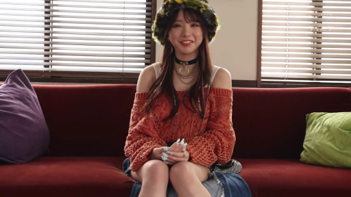 Sitting Posture · Smile · Facing the camera · Indoor sofa · 戒指 · 正面特写 · 毛绒帽子 · 时尚写真