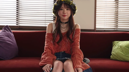 红沙发 · 坐姿 · 中景 · 微笑 · 理髮 · 抱枕 · 橙色针织衫 · 清纯风