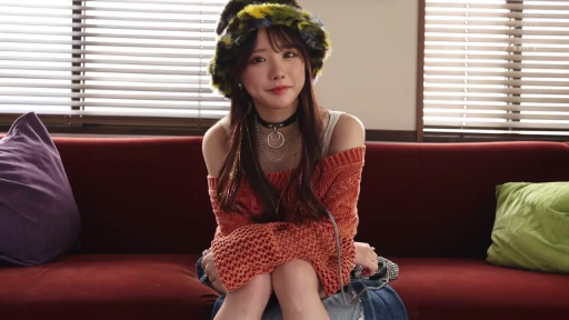 坐姿 · 中景 · 微笑 · 抱枕 · 注视镜头 · 长发 · 室内客厅 · 露肩毛衣