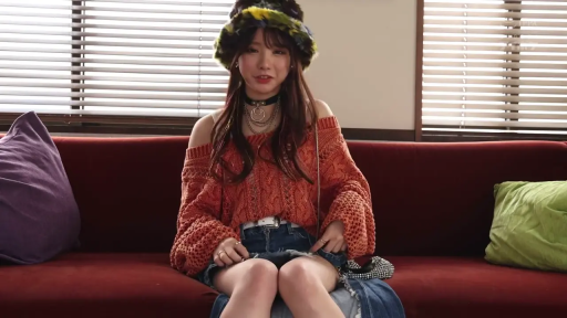 座り姿勢 · ソファ · 微笑 · カメラに向かって · リビング · 橙色毛衣 · 访谈风格