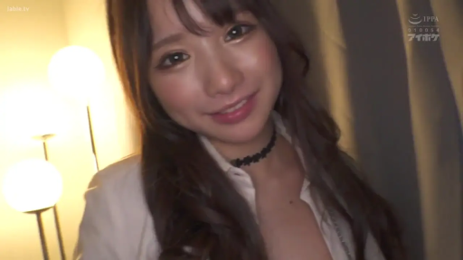 站姿 · 微笑 · 面部特写 · 房间 · 落地灯 · 注视镜头 · 柔光灯 · 白衬衫与项圈