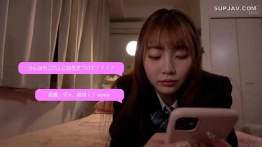 坐姿 · 校服 · 卧室 · 中景 · 平静 · 看手机 · 手机 · 文字叠加