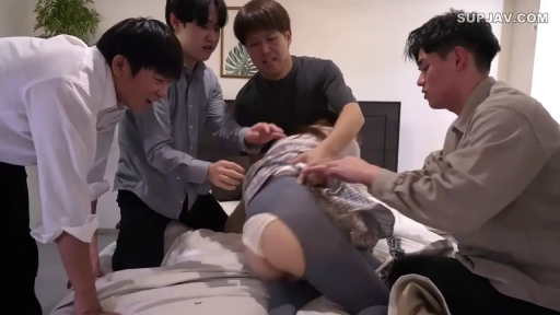 卧室 · 中景 · 床 · 多人抚摸 · 群交 · 兴奋 · 灰色紧身裤 · 围攻姿态