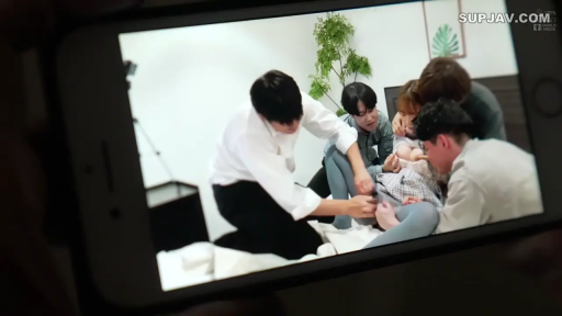 室内 · 灰色丝袜 · 床 · 仰卧 · 多人 · 惊恐 · 轮奸