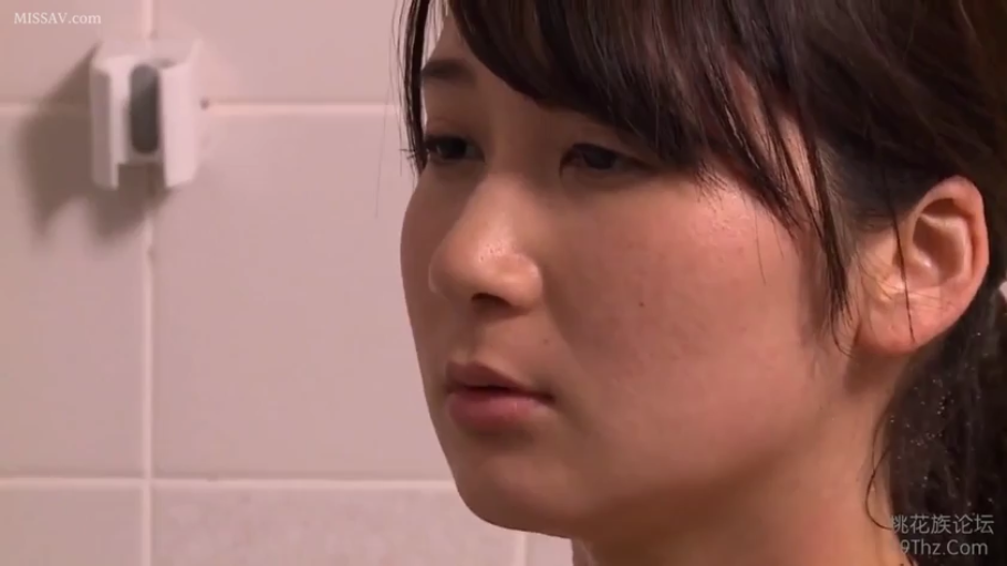 浴室 · 面部特写 · 裸肩