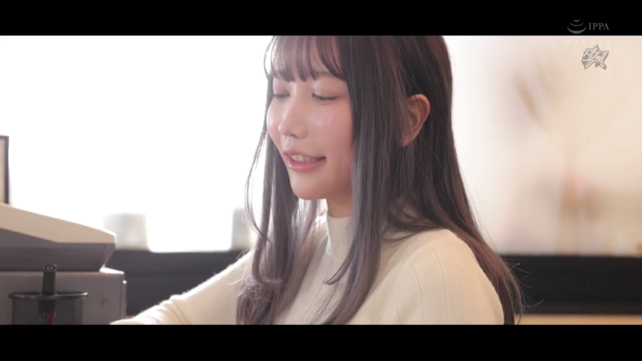 站立 · 中景 · 微笑 · 看手机 · 手机 · 门口 · 工装外套 · 文字气泡