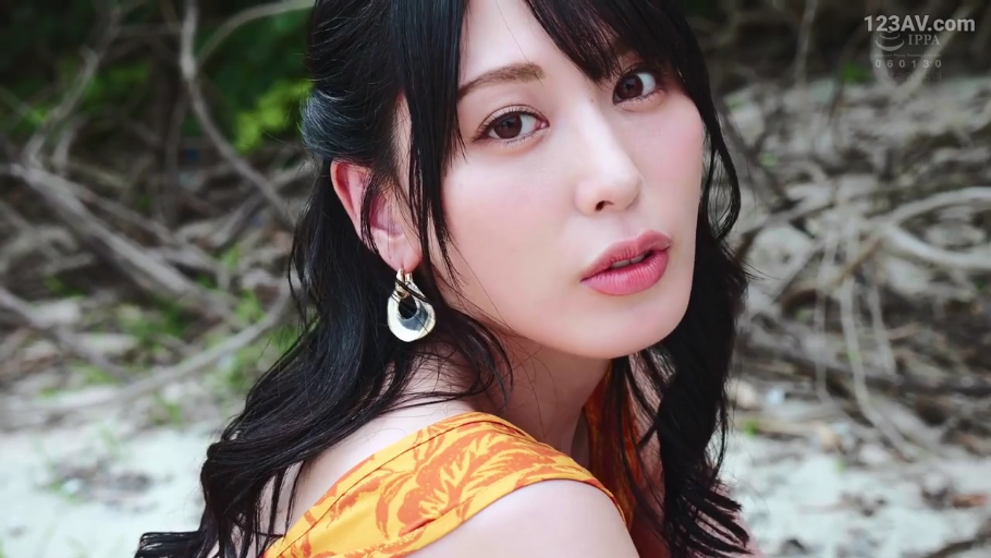 脸部特写 · 迷离 · 回眸 · 注视镜头 · 沙滩 · 黄色花纹吊带