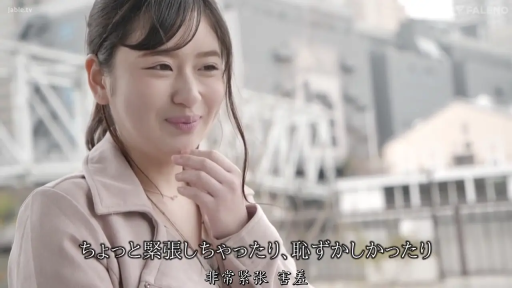 脸部特写 · 站立 · 字幕 · 羞涩 · 室外 · 采访 · 粉色大衣