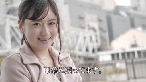 甜美 · 微笑 · 项链 · 面部特写 · 清纯 · 户外 · 外套 · 正面