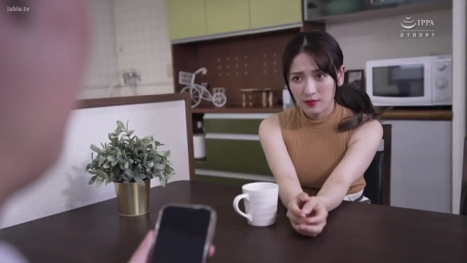 坐姿 · 凝视 · 忧虑 · 中景 · 微波炉 · 日常 · 饭厅 · 褐色无袖针织衫