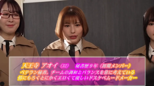 室內 · 文件夹 · 站立 · 平靜 · 半身 · 風衣 · 注視 · 秘书