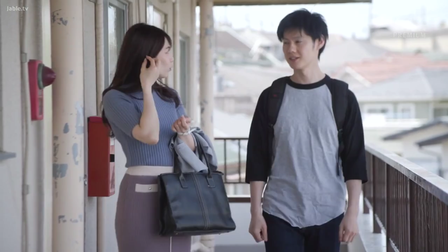 交谈 · 站立 · 自然 · 背包 · 半身裙 · 公寓走廊