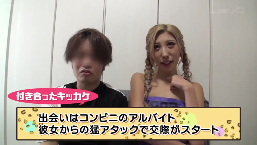 室内 · 坐姿 · 微笑 · 半身 · 访谈 · 抹胸