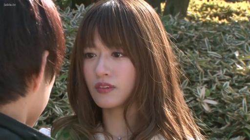 站立 · 面部特写 · 对视 · 户外 · 忧伤 · 日常私服