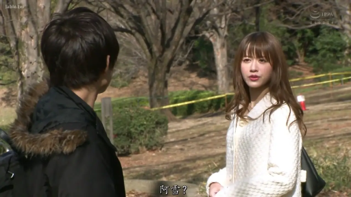 交谈 · 站立 · 中景 · 剧情 · 手提包 · 公园 · 惊讶 · 白色针织衫