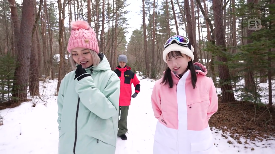 自然 · 远景 · 行走 · 雪地森林 · 日常 · 漫步 · 滑雪镜 · 滑雪板