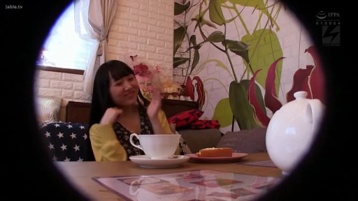 坐姿 · 微笑 · 半身 · 餐厅 · 黄色开衫 · 蛋糕 · 鼓掌 · 针孔视角