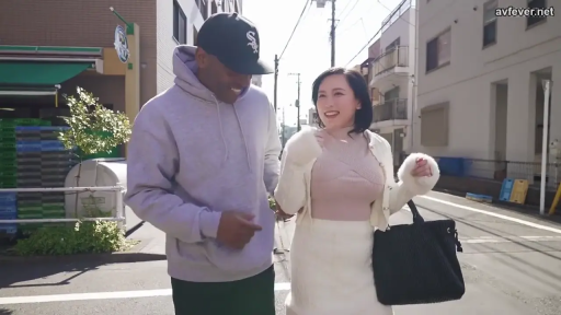 站立 · 中景 · 微笑 · 手提包 · 街道 · 户外 · 开衫 · 步行