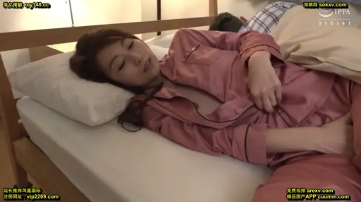 卧室 · 枕头 · 上半身 · 闭目 · 平躺 · 休息 · 粉色绸缎睡衣 · 轻微露乳