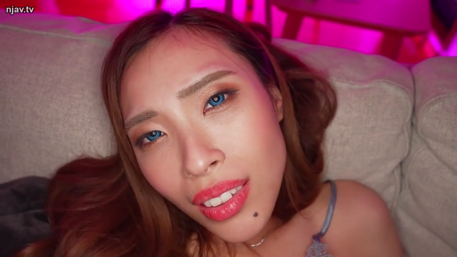 Indoor · Seduction · Purple camisole · 注视镜头 · Lie flat · Extreme close-up of the face · 蓝色美瞳