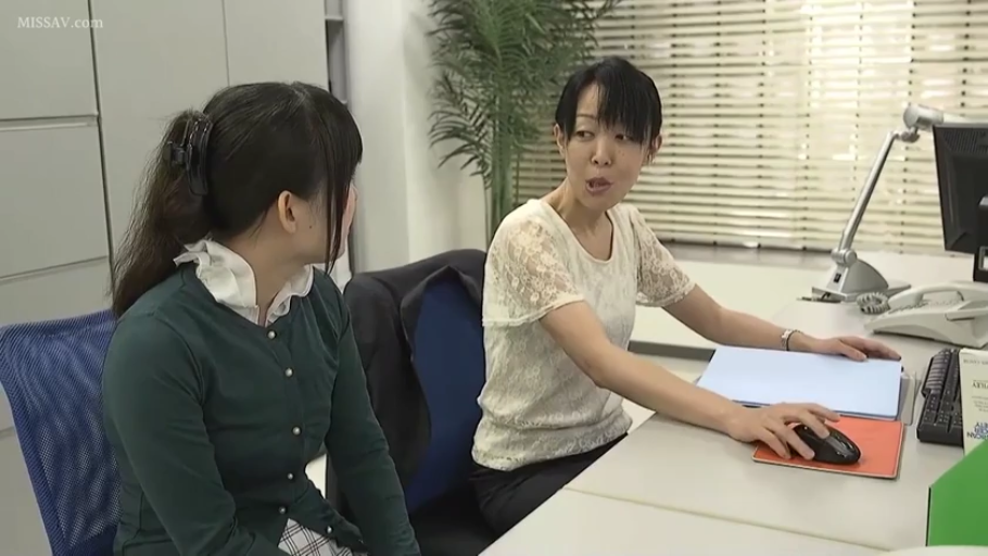 坐姿 · 办公室 · 中景 · 职业装 · 办公