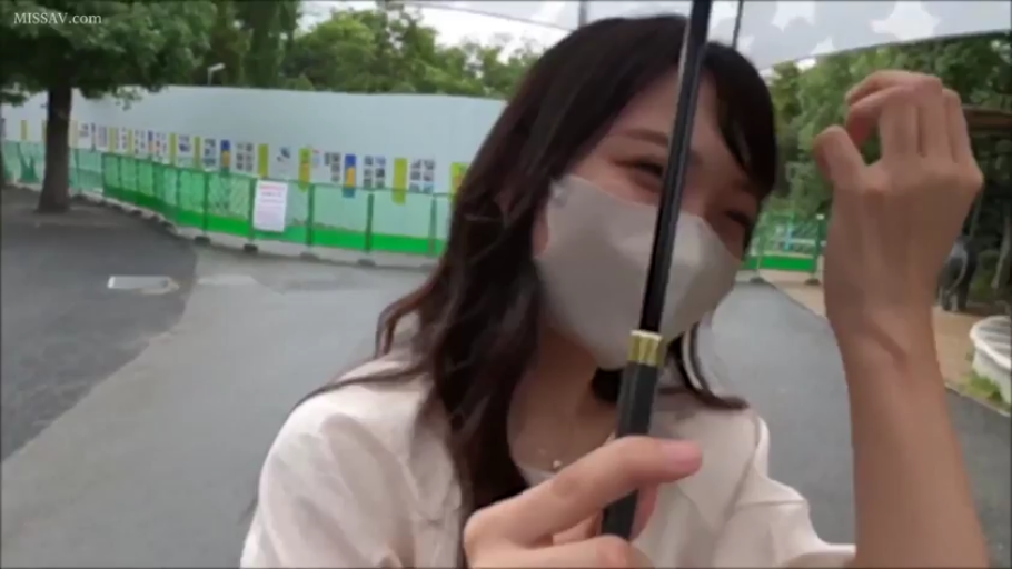 站立 · 微笑 · 面部特写 · 休闲装 · 户外 · 雨伞 · 撑伞