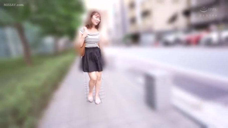 微笑 · 黑白条纹短袖上衣 · 单肩包 · 人行道 · 人物全身近景 · 背景轻微模糊