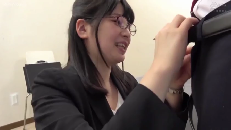 室内 · 眼镜 · 脸部特写 · 羞涩 · 跪姿 · 职业装 · OL · 解皮带