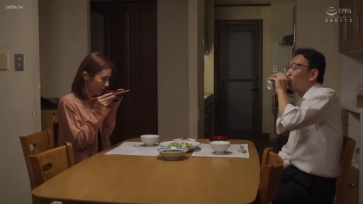 坐姿 · 沉思 · 字幕 · 中景 · 餐厅 · 用餐 · 餐具 · 粉色針織衫