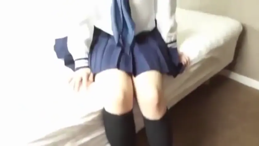 坐姿 · 卧室 · 床 · JK制服 · 腿部特写 · 静态 · 绝对领域