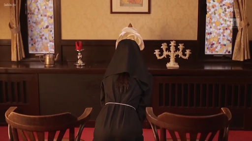 室内 · 站立 · 背中 · 修女服 · 烛台 · 教堂