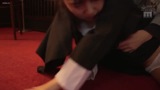 室内 · 中景 · 俯卧 · 职业装